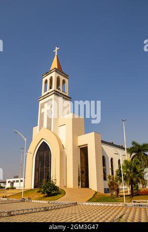 Paróquia de São Benedito. Fassade der Gemeinde São Benedito an einem klaren und sonnigen Tag mit dem blauen Himmel im Hintergrund. Stockfoto