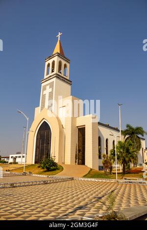 Paróquia de São Benedito. Fassade der Gemeinde São Benedito an einem klaren und sonnigen Tag mit dem blauen Himmel im Hintergrund. Stockfoto