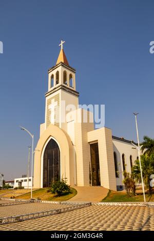 Paróquia de São Benedito. Fassade der Gemeinde São Benedito an einem klaren und sonnigen Tag mit dem blauen Himmel im Hintergrund. Stockfoto