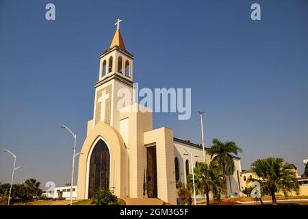 Paróquia de São Benedito. Fassade der Gemeinde São Benedito an einem klaren und sonnigen Tag mit dem blauen Himmel im Hintergrund. Stockfoto