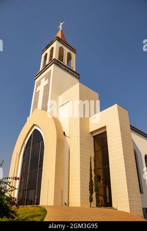 Paróquia de São Benedito. Fassade der Gemeinde São Benedito an einem klaren und sonnigen Tag mit dem blauen Himmel im Hintergrund. Stockfoto