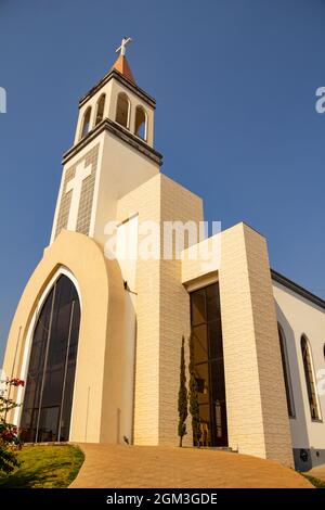 Paróquia de São Benedito. Fassade der Gemeinde São Benedito an einem klaren und sonnigen Tag mit dem blauen Himmel im Hintergrund. Stockfoto