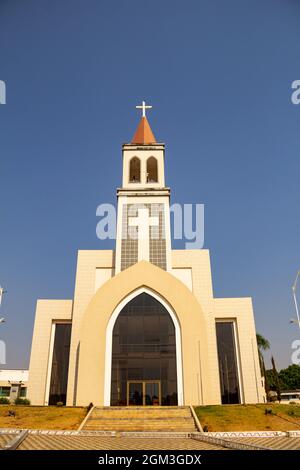 Paróquia de São Benedito. Fassade der Gemeinde São Benedito an einem klaren und sonnigen Tag mit dem blauen Himmel im Hintergrund. Stockfoto