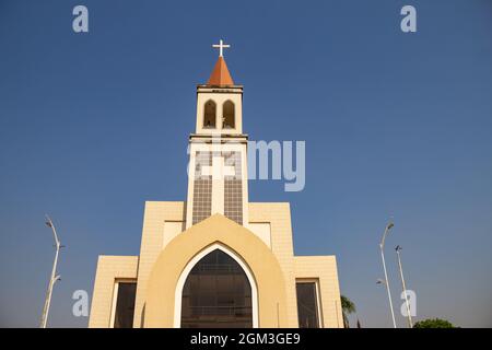 Paróquia de São Benedito. Fassade der Gemeinde São Benedito an einem klaren und sonnigen Tag mit dem blauen Himmel im Hintergrund. Stockfoto