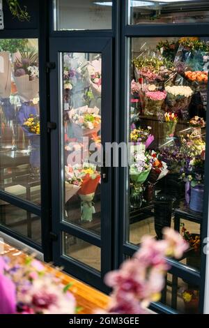 Blumen Shop Kühlschrank. Blumen zum Verkauf in einem speziellen Kühlraum, Lager mit Klimaanlage. Kühlschrank für Blumen. Viele Rosen, Pfingstrose Stockfoto