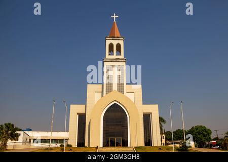 Paróquia de São Benedito. Fassade der Gemeinde São Benedito an einem klaren und sonnigen Tag mit dem blauen Himmel im Hintergrund. Stockfoto