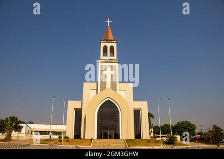 Paróquia de São Benedito. Fassade der Gemeinde São Benedito an einem klaren und sonnigen Tag mit dem blauen Himmel im Hintergrund. Stockfoto