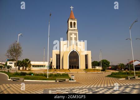 Paróquia de São Benedito. Fassade der Gemeinde São Benedito an einem klaren und sonnigen Tag mit dem blauen Himmel im Hintergrund. Stockfoto