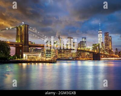 Brooklyn Bridge und Skyline bei Nacht Manhattan, New York City, Nordamerika, USA Stockfoto