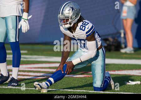 CeeDee Lamb (88), Breitempfänger der Dallas Cowboys, bei den Warmups vor dem Spiel der Pro Football Hall of Fame im Tom Benson Hall of Fame Stadium am Donnerstag Stockfoto
