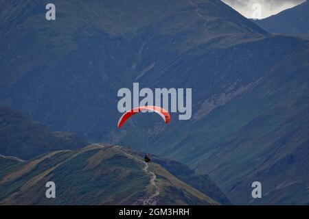 Paragliding über Derwent Water im englischen Seengebiet Stockfoto