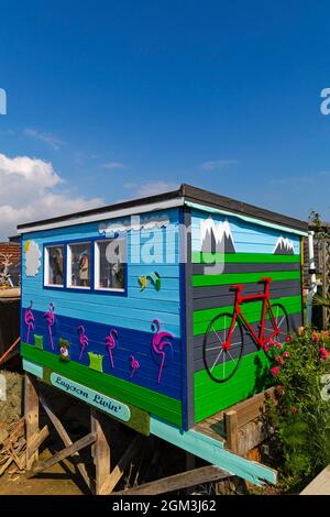 Shoreham-on-Sea, West Sussex, Großbritannien. September 2021. Wetter in Großbritannien: Warm und sonnig auf Shoreham-on-Sea, Shoreham by Sea, mit ungewöhnlichen bunten Hausbooten an der Mündung des Flusses Adur im Kontrast zum blauen Himmel. Quelle: Carolyn Jenkins/Alamy Live News Stockfoto