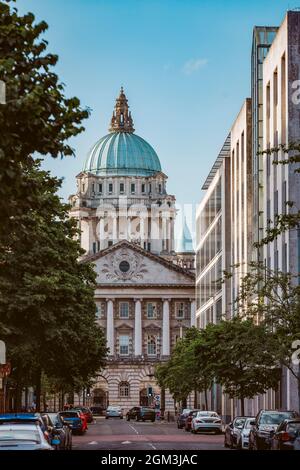 Belfast City Hall von der Linen Hall Street, Nordirland Stockfoto