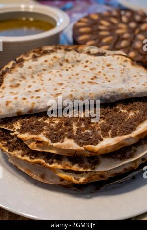 Lahmajun rundes, dünnes Teigstück mit Hackfleisch garniert. Stockfoto