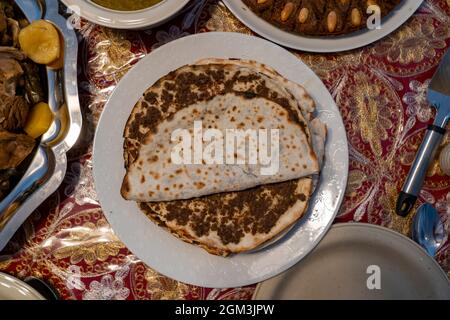 Lahmajun rundes, dünnes Teigstück mit Hackfleisch garniert. Stockfoto