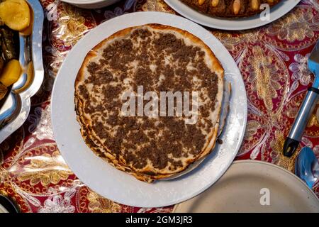 Lahmajun rundes, dünnes Teigstück mit Hackfleisch garniert. Stockfoto