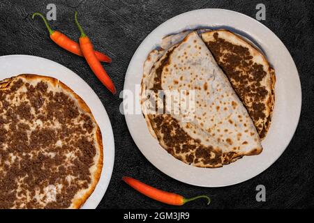 Lahmajun rundes, dünnes Teigstück mit Hackfleisch garniert. Stockfoto