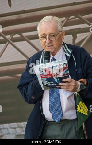 London, Großbritannien. September 2021. Sir Peter Bottomley, konservativer Abgeordneter von Worthing West, Vater des Unterhauses, hält ein Foto von Michael Gove, während er spricht. Eine gemeinsame nationale Kundgebung zur Beendigung unseres Cladding-Skandals, der National Leasehhold Campaign und der Pächter-Wohltätigkeitsorganisation Leasehhold Knowledge Partnership mit einer breiten Palette von Rednern, darunter mehrere Abgeordnete, protestieren über die vielen Probleme, mit denen Pächter konfrontiert sind, darunter Brandrisikoverkleidung, Gebäudesicherheit, Grundmiete und Servicegebühren und fordert ein Ende unseres archaischen Pachtsystems. Peter Marshall/Alamy Live News Stockfoto