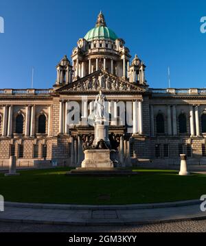 Belfast City Hall in Dawn, Nordirland Stockfoto