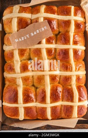 Ostergebäck mit einer Note von Herzlichen Glückwunsch. Traditionelles Frühstück und Ostern Backen Urlaub. Modell. Hintergrund. Stockfoto