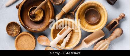 Leeres Geschirr aus Holz zum Kochen auf grauem Betongrund. Zero Waste Konzept. Flach liegend. Stockfoto