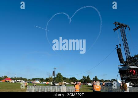 Isle of Wight, Großbritannien. September 2021. Red Arrows, offiziell bekannt als das Royal Airforce Aerobatic Team, das beim Isle of Wight Festival, Newport, IOW, einen Überflug durchführt Credit: Dawn Fletcher-Park/Alamy Live News Stockfoto