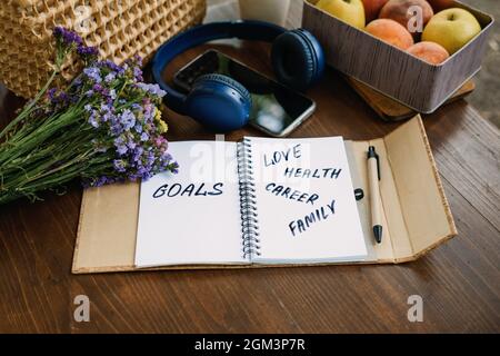 Neue Jahre Resolutionen Ziele motivierende Phrase in offenen Notizbuch auf dem Tisch. Outdoor-Stillleben mit meinen Zielen Motivationstext. Selbstentwicklung Stockfoto