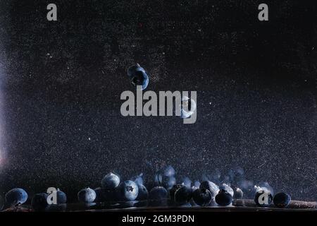 Wassertropfen auf reife süße Heidelbeere. Frische Heidelbeeren Hintergrund mit Copy Space für Ihren Text. Veganes und vegetarisches Konzept. Makrotextur von Bluebes Stockfoto