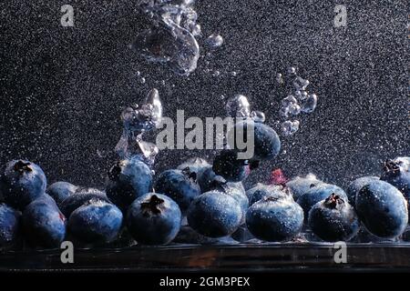 Wassertropfen auf reife süße Heidelbeere. Frische Heidelbeeren Hintergrund mit Copy Space für Ihren Text. Veganes und vegetarisches Konzept. Makrotextur von Bluebes Stockfoto