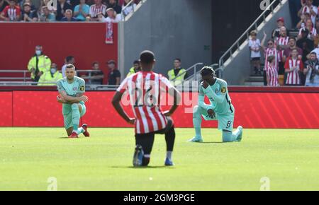 Spieler knien sich ins Knie, einschließlich Brighton's Yves Bissouma (r) während des Premier League-Spiels zwischen Brentford und Brighton und Hove Albion im Brentford Community Stadium , London , Großbritannien - 11. September 2021 - nur zur Verwendung von Photo Simon Dack/Tele Images Editorial. Kein Merchandising. Für Fußballbilder gelten Einschränkungen für FA und Premier League. Keine Nutzung von Internet/Mobilgeräten ohne FAPL-Lizenz. Weitere Informationen erhalten Sie von Football Dataco Stockfoto