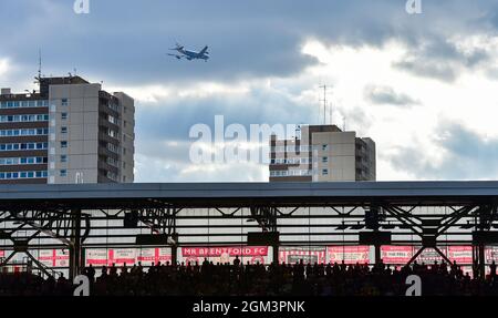 Ein Flugzeug der Fluggesellschaft fliegt zum Flughafen Heathrow über das Premier League-Spiel zwischen Brentford und Brighton und Hove Albion im Brentford Community Stadium, London, Großbritannien - 11. September 2021 - nur zur redaktionellen Verwendung. Keine Verkaufsförderung. Für Football-Bilder gelten Einschränkungen für FA und Premier League. Keine Nutzung des Internets/Handys ohne FAPL-Lizenz - für Details wenden Sie sich an Football Dataco Stockfoto
