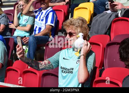 Brighton-Fans während des Premier League-Spiels zwischen Brentford und Brighton und Hove Albion im Brentford Community Stadium, London, Großbritannien - 11. September 2021 - nur für redaktionelle Verwendung. Keine Verkaufsförderung. Für Football-Bilder gelten Einschränkungen für FA und Premier League. Keine Nutzung des Internets/Handys ohne FAPL-Lizenz - für Details wenden Sie sich an Football Dataco Stockfoto