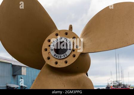 Mackinaw City, Michigan, USA - 15. Juli 2021: Ein dreiblättrige Schiffsschraube vom pensionierten Eisbrecher Mackinaw. Stockfoto