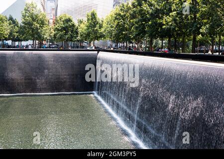 New York City, New York, USA - 28. Juli 2021: Blick auf das Denkmal der reflektierenden Pools auf dem Fußabdruck der Zwillingstürme. Stockfoto