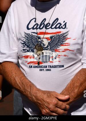 Ein Mann trägt ein Cabela-T-Shirt und Crucifix in Santa Fe, New Mexico. Die amerikanische Kette von Sportgeschäften hat ihren Sitz in Sidney, Nebraska. Stockfoto