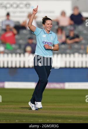 Die Engländerin Kate Cross feiert beim ersten eintägigen internationalen Spiel im Bristol County Ground, Bristol, das Wicket des neuseeländischen Maddy Green. Bilddatum: Donnerstag, 16. September 2021. Stockfoto