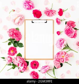 Blogger von Freelancer-Komposition mit Clipboard und rosa Rosen auf weißem Hintergrund. Flach liegend, Draufsicht. Stockfoto