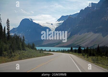 Der Gletscher, der türkisfarbene See und der Icefiled Parkway in den kanadischen Rockies Stockfoto