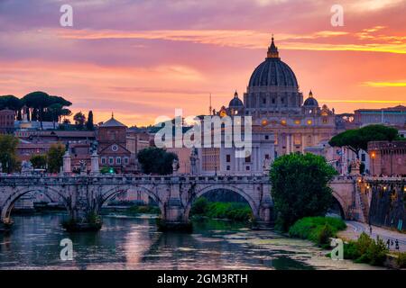 Blick vom Tiber auf die Ponte Sant'Angelo und den Petersdom, Rom, Italien Stockfoto