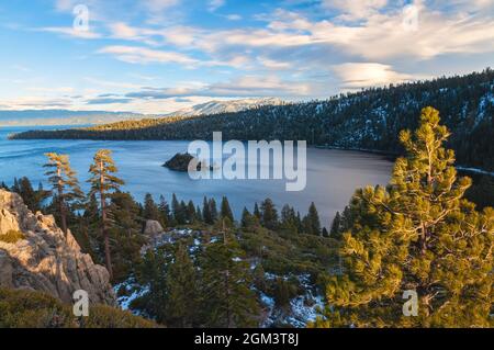 Landschaftlich schöne Aussicht auf die Emerald Bay des Lake Tahoe, mit Fannette Island, während einer trockenen Wintersaison, Kalifornien, USA. Stockfoto