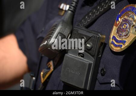 Ein Polizist in Santa Fe, New Mexico, trägt eine am Körper getragene Kamera oder eine Körperkamera von Digital-Alliy. Stockfoto