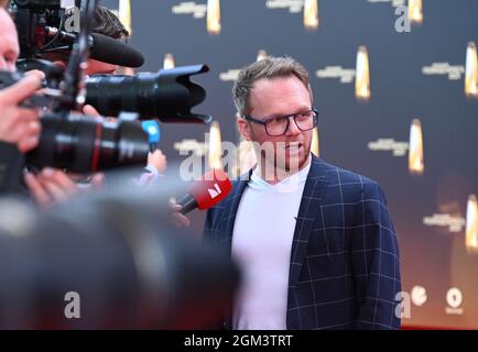 Köln, Deutschland. September 2021. Komiker Ralf Schmitz wird bei der Verleihung des Deutschen Fernsehpreises 2021 im Tanzbrunnen sein. Der Deutsche Fernsehpreis wird seit 1999 für herausragende Leistungen im Fernsehen verliehen. Quelle: Henning Kaiser/dpa/Alamy Live News Stockfoto