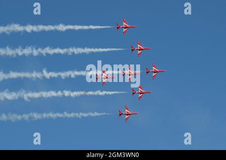 Isle of Wight, Großbritannien. September 2021. Red Arrows, offiziell bekannt als das Royal Airforce Aerobatic Team, das beim Isle of Wight Festival, Newport, IOW, einen Überflug durchführt Credit: Dawn Fletcher-Park/Alamy Live News Stockfoto