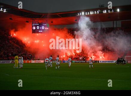 Prag, Tschechische Republik. September 2021. Fußball: UEFA Europa Conference League, Slavia Prag - 1. FC Union Berlin, Gruppenphase, Gruppe E, Matchday 1, Eden Arena. Berliner Fans machen sich auf den Weg zu den Bengalos. Quelle: Robert Michael/dpa-Zentralbild/dpa/Alamy Live News Stockfoto