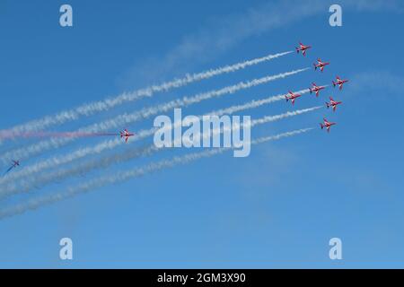 Isle of Wight, Großbritannien. September 2021. Red Arrows, offiziell bekannt als das Royal Airforce Aerobatic Team, das beim Isle of Wight Festival, Newport, IOW, einen Überflug durchführt Credit: Dawn Fletcher-Park/Alamy Live News Stockfoto