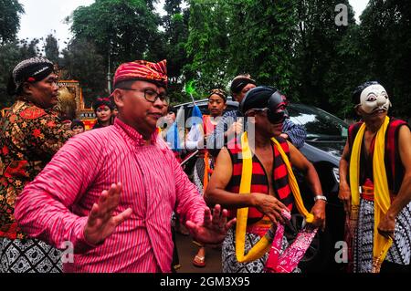 Eine Gruppe von Penari Penthul Tembem, die an einem Karneval in der Gegend von Ragunan, Süd-Jakarta, teilnimmt. Stockfoto