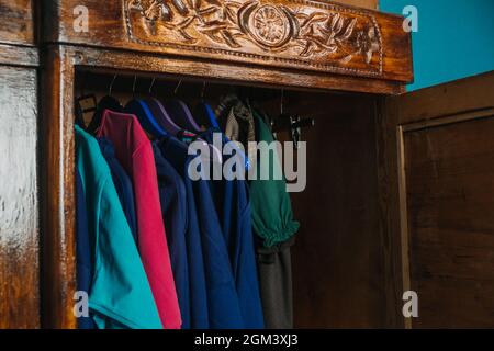 Zweiter Kleiderschrank, Vintage-Kleidung auf Kleiderbügeln im Schrank. Kreislaufwirtschaft, umweltfreundliche und nachhaltige Mode. Stockfoto