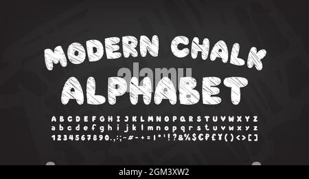 Chalky Blase Alphabet weiße Farbe. Handgezeichnete Cartoon-Schrift auf dunkelgrauer Kreidetafel mit Grunge-Struktur. Stock Vektor