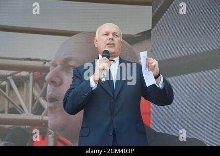 London, Großbritannien. September 2021. Der konservative Abgeordnete Sir Iain Duncan Smith spricht bei der Kundgebung. Demonstranten versammelten sich auf dem Parliament Square, um die Regierung aufzufordern, sich mit Fragen zu befassen, die die Pächter betreffen, einschließlich der Beendigung des Verkleidungsskandals und des veralteten Pachtsystems. Kredit: Vuk Valcic / Alamy Live Nachrichten Stockfoto