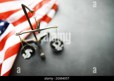 US-Recht, Justizwaagen und amerikanische Flagge. Konzept. Geld. Stockfoto